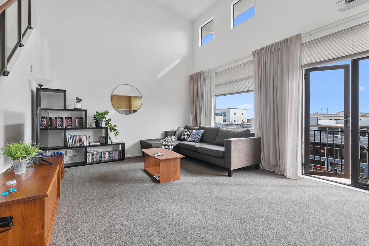 Roomy High-Ceiling Loft Apartment - Free Parking! オークランド エクステリア 写真
