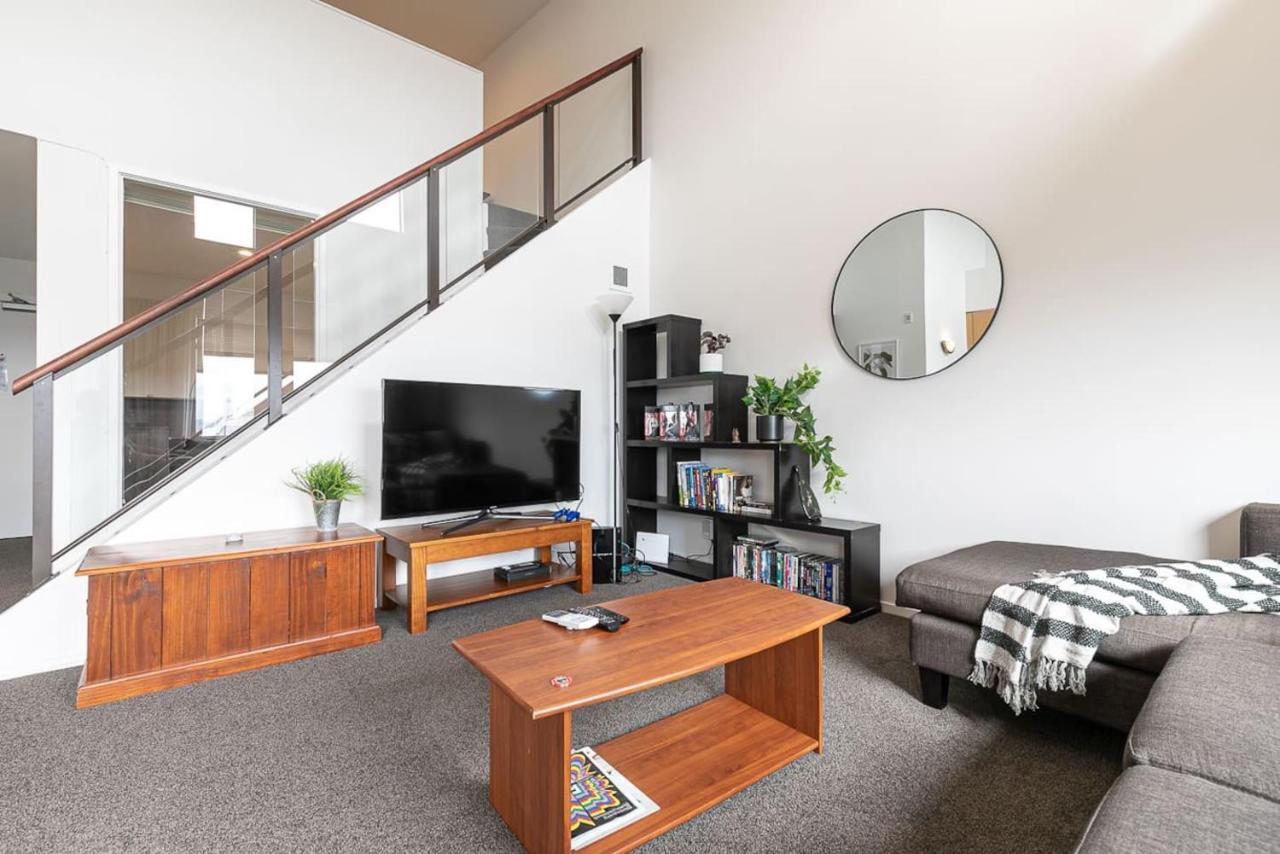 Roomy High-Ceiling Loft Apartment - Free Parking! オークランド エクステリア 写真