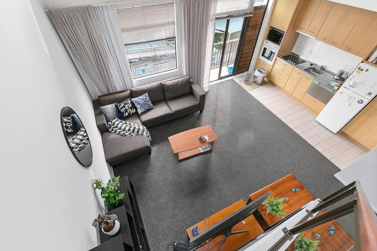 Roomy High-Ceiling Loft Apartment - Free Parking! オークランド エクステリア 写真