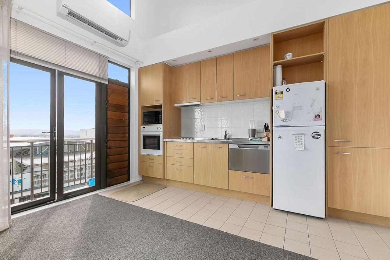 Roomy High-Ceiling Loft Apartment - Free Parking! オークランド エクステリア 写真