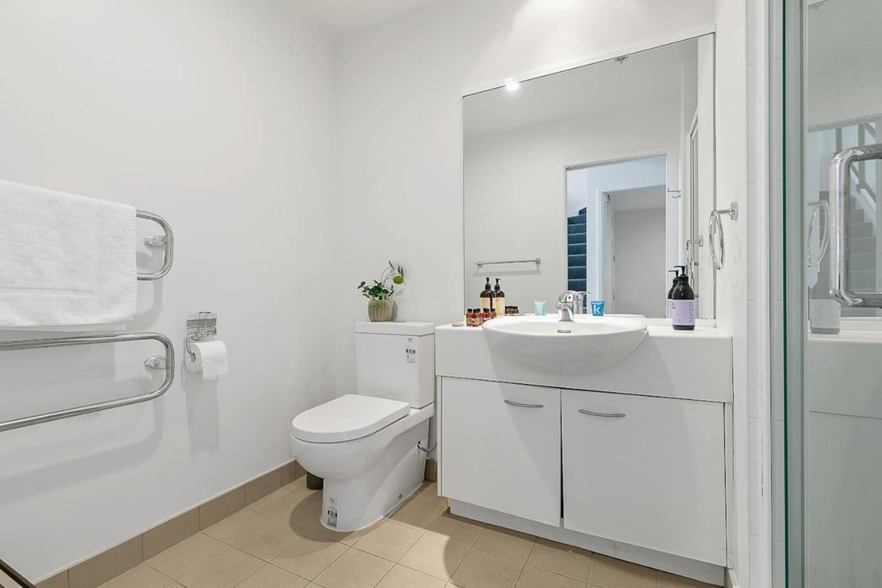 Roomy High-Ceiling Loft Apartment - Free Parking! オークランド エクステリア 写真
